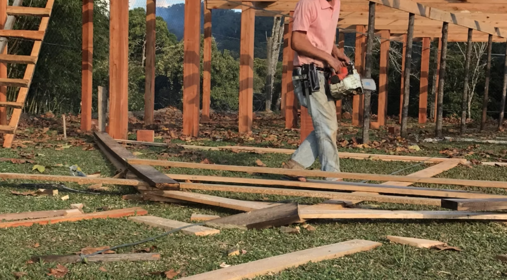 Trabalhador durante a construção do celeiro