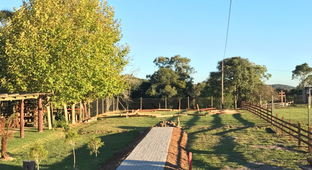 Área externa da Camatti com paisagismo