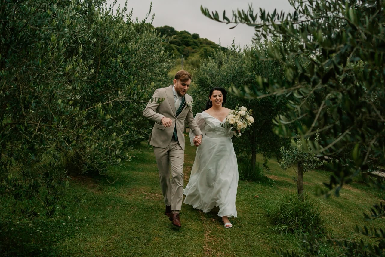 Casal caminhando entre oliveiras na Camatti