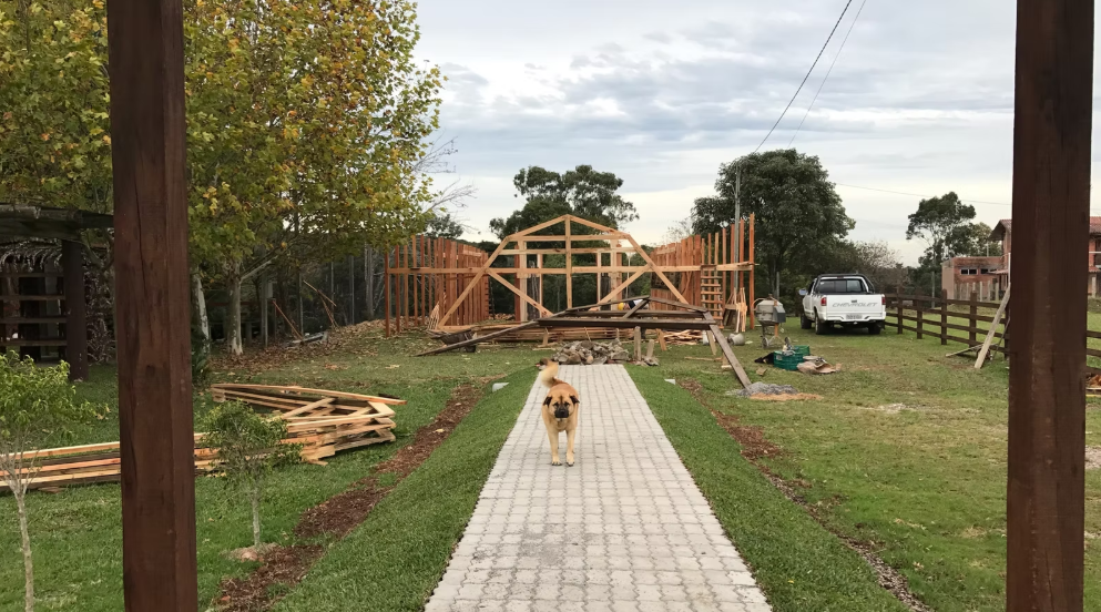Caminho de acesso e início da obra do celeiro
